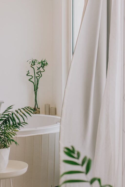 Cum să creezi un decor minimalist în baia ta